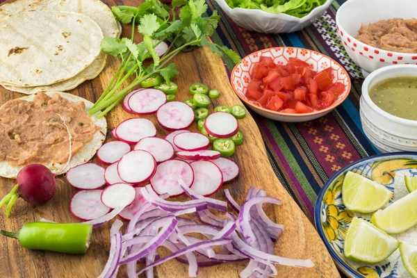 Ingredients for homemade vegetarian corn tacos with refried bean — Stock Photo, Image