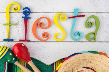 Renkli fiesta marakas ve kelime Fiesta arka plan.