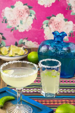 Klasik margarita kokteyl tuz RIM ile süslenmiş.