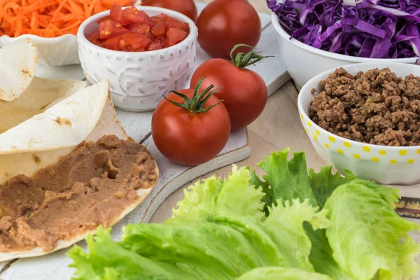 Ingrédients pour salade de tacos maison avec bœuf épicé, bea frit — Photo