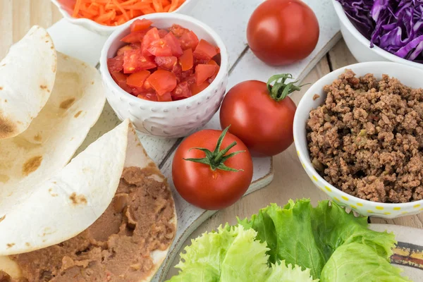 Ingredientes para ensalada de tacos caseros con carne picante, frió bea —  Fotos de Stock