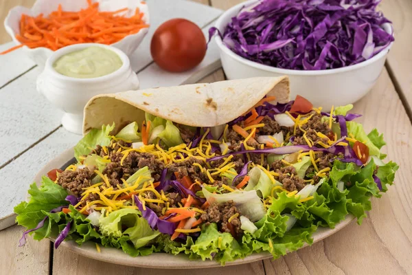 Taco saláta fűszeres marhahús, refried bab. — Stock Fotó