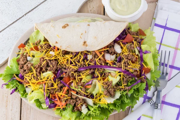 Taco salatası ile baharatlı sığır, kızartılmış fasulye.