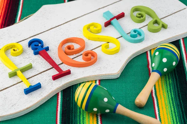 Bakgrund med färgglada fiesta maracas och ordet Fiesta. — Stockfoto