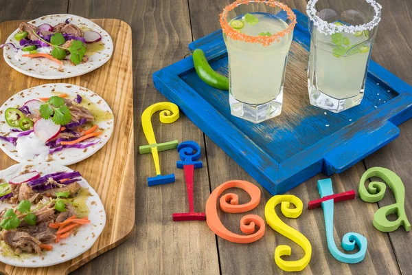 Tacos de cerdo verde y vasos de margaritas en mesa Fiesta — Foto de Stock