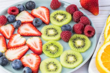 Dilimlenmiş meyveler ve meyve arka plan.