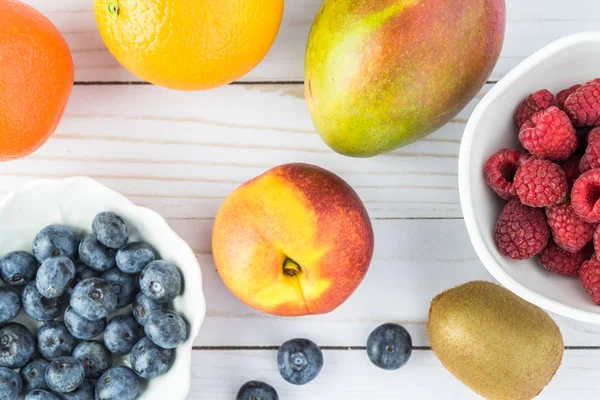 Čerstvé plody a ovoce na stole. — Stock fotografie