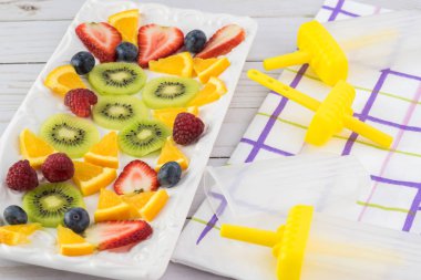 Dilimlenmiş çilek ve meyve - buz pop için malzemeler.
