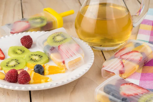 Bayas y frutas en rodajas - ingredientes para el pop de hielo . — Foto de Stock