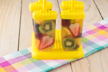 Meyve ve çilek üzüm suyu buz pop kalıpları içinde çeşitli.