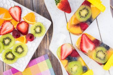 POP'ları buz çeşitli meyve ve çilek. 