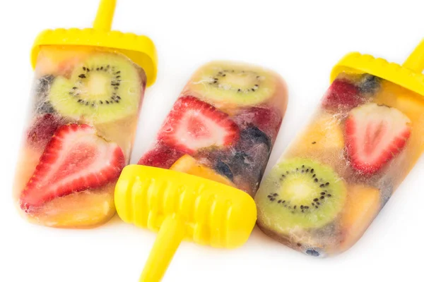 Verschiedene Früchte und Beeren Ice Pops — Stockfoto