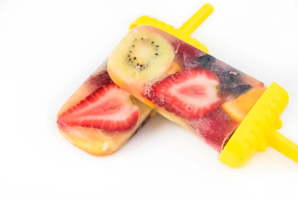 Ανάμεικτα φρούτα και τα μούρα πάγο σκάει — Φωτογραφία Αρχείου