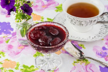 Ev yapımı çilek reçeli.