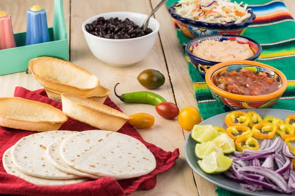 Ingredientes para taco con frijoles negros y verduras . —  Fotos de Stock