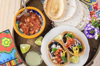 Mini taco tekneler siyah fasulye ve sebze ile.