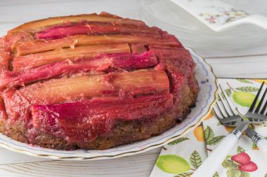 Baharat kek aşağı ters ev yapımı ravent.