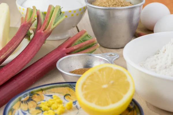 Ingredientes para ruibarbo de cabeça para baixo bolo . — Fotografia de Stock