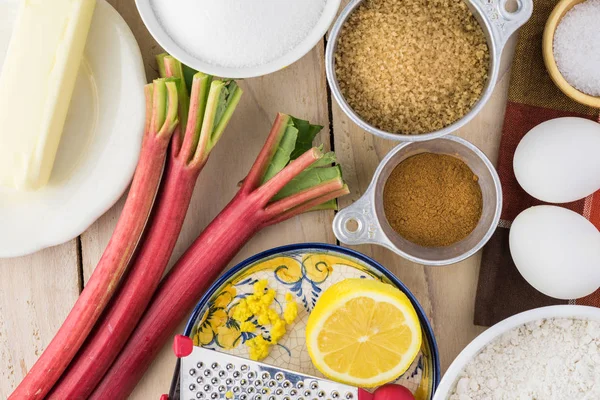 Ravent pasta aşağı için malzemeler.