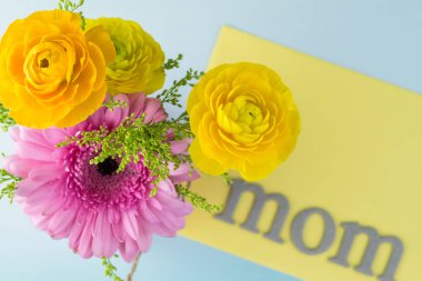 Anneler günü için çiçek düzenleme.