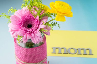 Anneler günü için çiçek düzenleme.