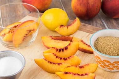 Şeftalili tart için malzemeler.