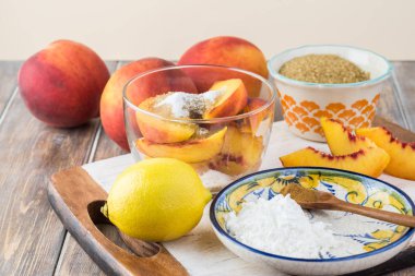 Şeftalili tart için malzemeler.