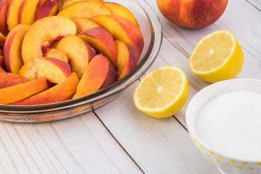 Şeftalili tart için malzemeler.