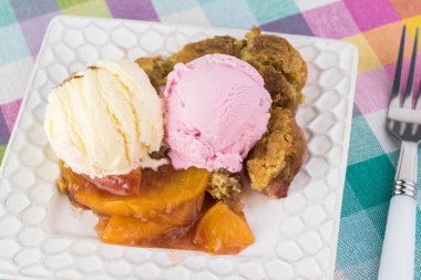 Lezzetli ev yapımı şeftalili tart.