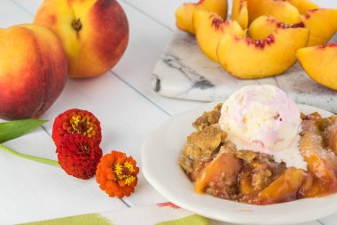 Lezzetli ev yapımı şeftalili tart.