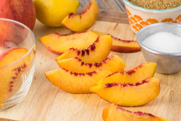 Şeftalili tart için malzemeler.