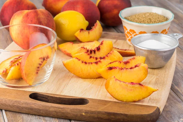 Şeftalili tart için malzemeler.