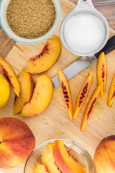 Şeftalili tart için malzemeler.