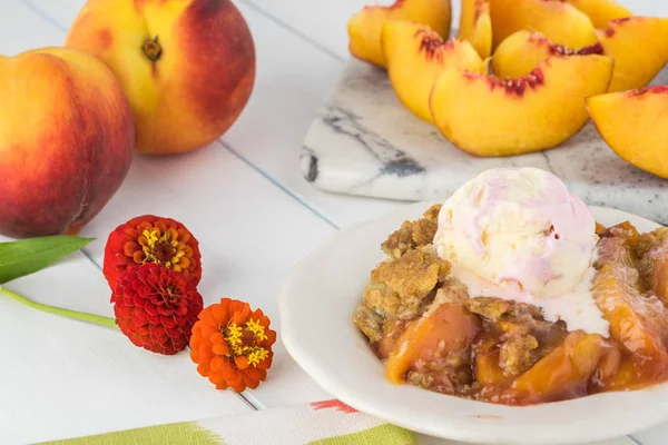 Lezzetli ev yapımı şeftalili tart.