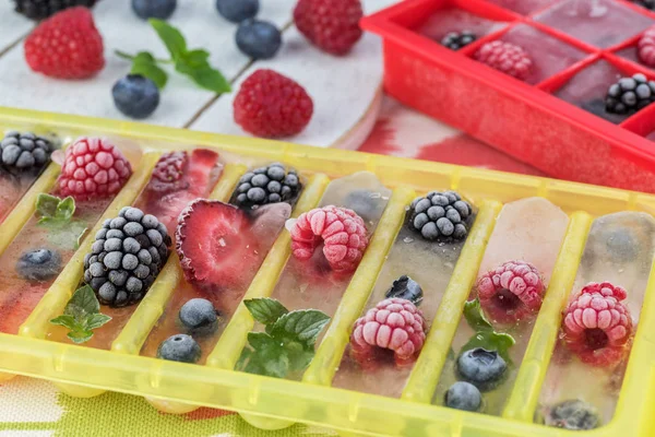 Buz çilek ile farklı şekiller.