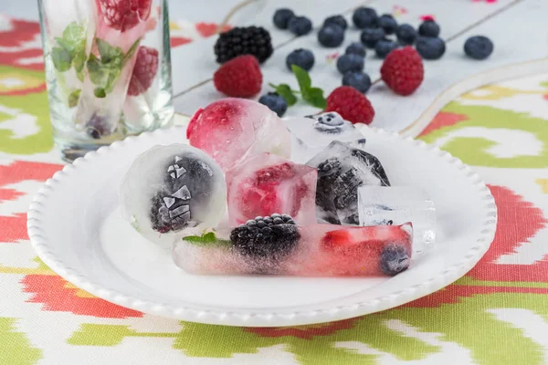 Cubitos de hielo con bayas frescas. — Foto de Stock