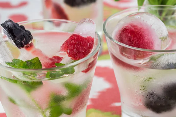 Cubitos de hielo con bayas frescas. — Foto de Stock