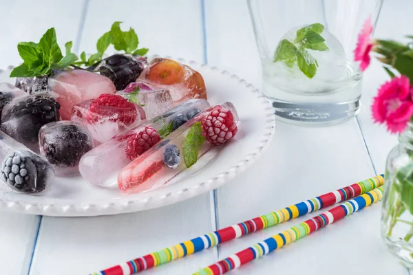 Различные формы льда с ягодами . — стоковое фото