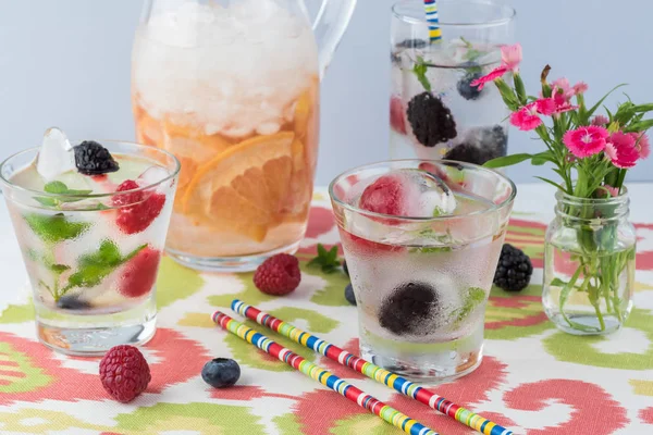 Vasos de pomelo infundido agua con cubitos de hielo con ser fresco — Foto de Stock