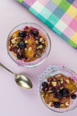 Sağlıklı tatlı - yaban mersini şeftali net.