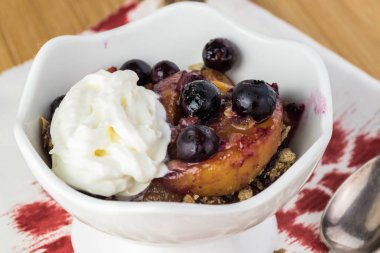 Lezzetli tatlı - yaban mersini şeftali net.