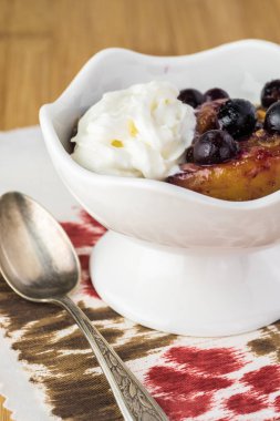 Lezzetli tatlı - yaban mersini şeftali net.