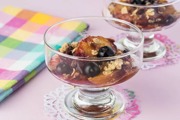 Здоровый десерт - черничный персиковый хрустящий . — стоковое фото