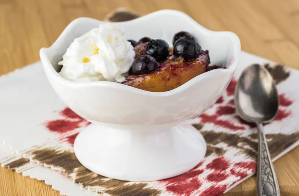 Lezzetli tatlı - yaban mersini şeftali net.