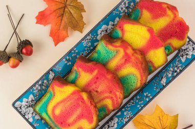 Sonbahar renkleri. Renkli vanilyalı krema pasta.