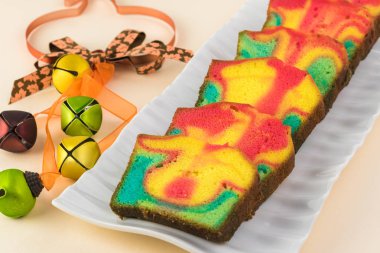 Sonbahar renkleri. Renkli vanilyalı krema pasta.