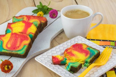 Sonbahar renkleri. Renkli vanilyalı krema pasta.