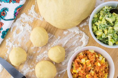 Pasta ısırıkları ile yumurta ve meyve dolgu malzemeler.