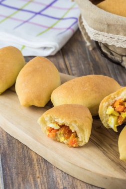 Yumurta ve sebze dolgu ile taze pişmiş pasta ısırıkları.