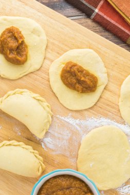 Çiğ kabak böreği sokması.